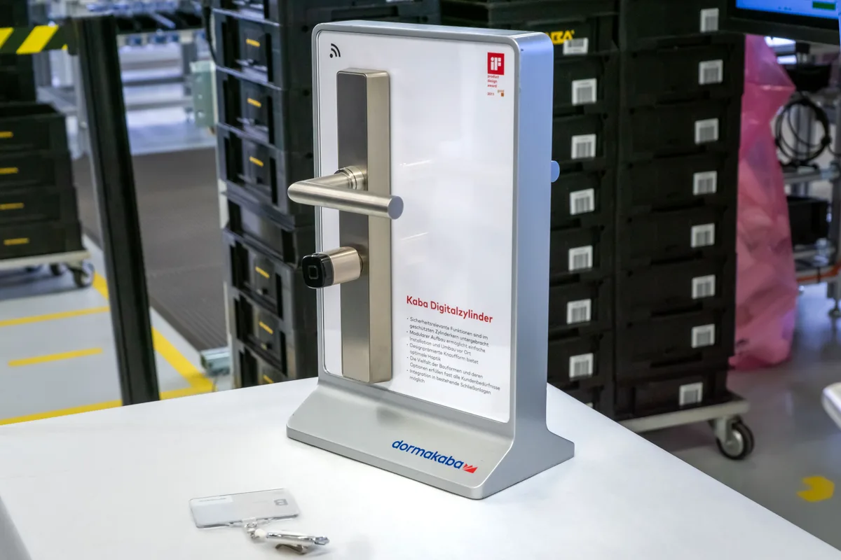 Man sieht eine Türfalle mit einem elektronischen Schliesssystem. 